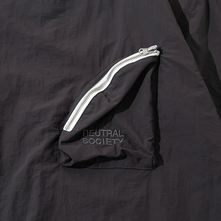 NEUTRAL SOCIETY ZIPPER POCKET TECH. BIG TEE-DARK GREY